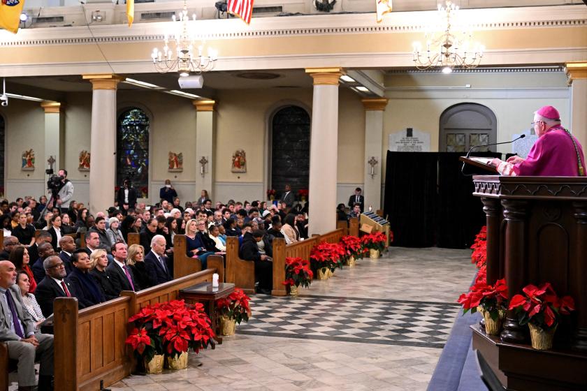 Aartsbisschop Gregory Aymond (r) spreekt terwijl president Biden luistert tijdens een interreligieuze gebedsdienst in de Kathedrale Basiliek van de Heilige Koning Lodewijk van Frankrijk; New Orleans, 6 januari 2025. Aartsbisschop Gregory Aymond (r) spreekt terwijl president Biden luistert tijdens een interreligieuze gebedsdienst in de Kathedrale Basiliek van de Heilige Koning Lodewijk van Frankrijk; New Orleans, 6 januari 2025.