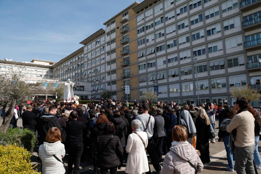 Gelovigen bidden bij het standbeeld van Sint-Johannes Paulus II bij het Gemelli-ziekenhuis voor de zieke paus Franciscus; Rome, 23 februari 2023. Gelovigen bidden bij het standbeeld van Sint-Johannes Paulus II bij het Gemelli-ziekenhuis voor de zieke paus Franciscus; Rome, 23 februari 2023.