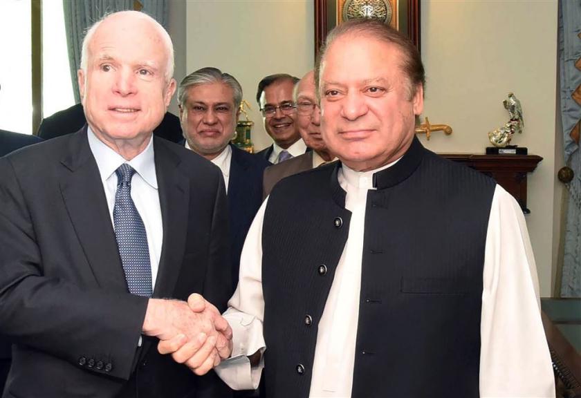 De premier van Pakistan, Nawaz Sharif, begin dit jaar met John McCain. Foto: ANP De premier van Pakistan, Nawaz Sharif, begin dit jaar met John McCain. Foto: ANP