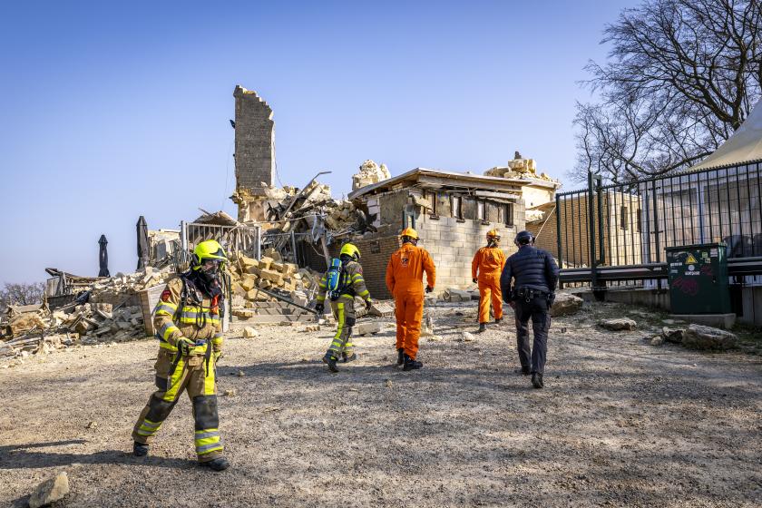 Teamleden van USAR bij de Wilhelminatoren in Valkenburg die is ingestort. De uitkijktoren op de Heunsberg, een rijksmonument, is een bekende trekpleister in de Zuid-Limburgse plaats. ANP MARCEL VAN HOORN Teamleden van USAR bij de Wilhelminatoren in Valkenburg die is ingestort. De uitkijktoren op de Heunsberg, een rijksmonument, is een bekende trekpleister in de Zuid-Limburgse plaats. ANP MARCEL VAN HOORN