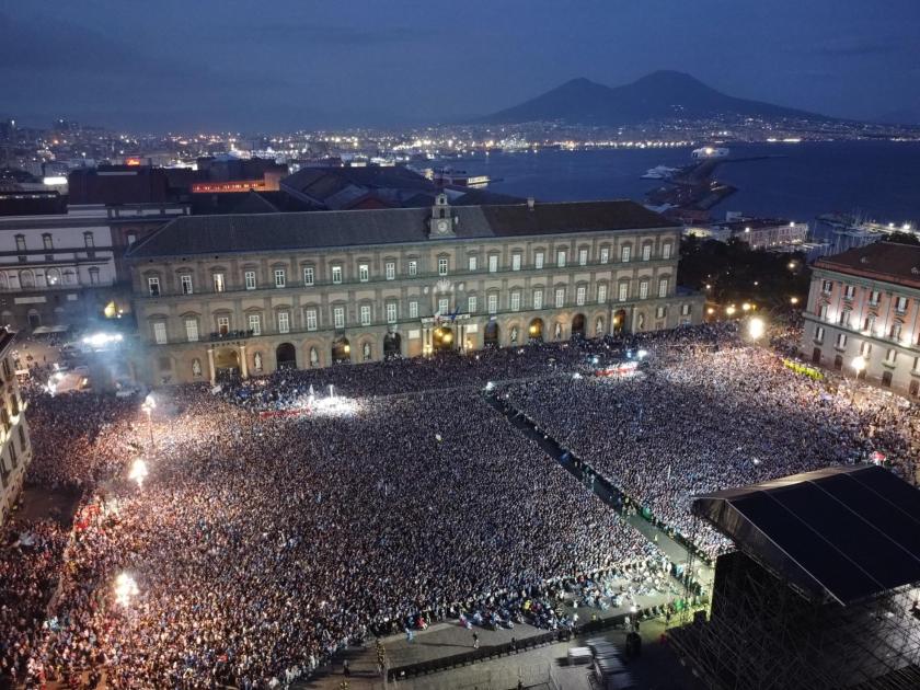 Duizenden voetbalfans kijken naar rechtstreekse tv-beelden van de wedstrijd SSC Napoli – Cagliari Calcio op Piazza del Plebiscito in Napels op 23 mei 2025. Duizenden voetbalfans kijken naar rechtstreekse tv-beelden van de wedstrijd SSC Napoli – Cagliari Calcio op Piazza del Plebiscito in Napels op 23 mei 2025.