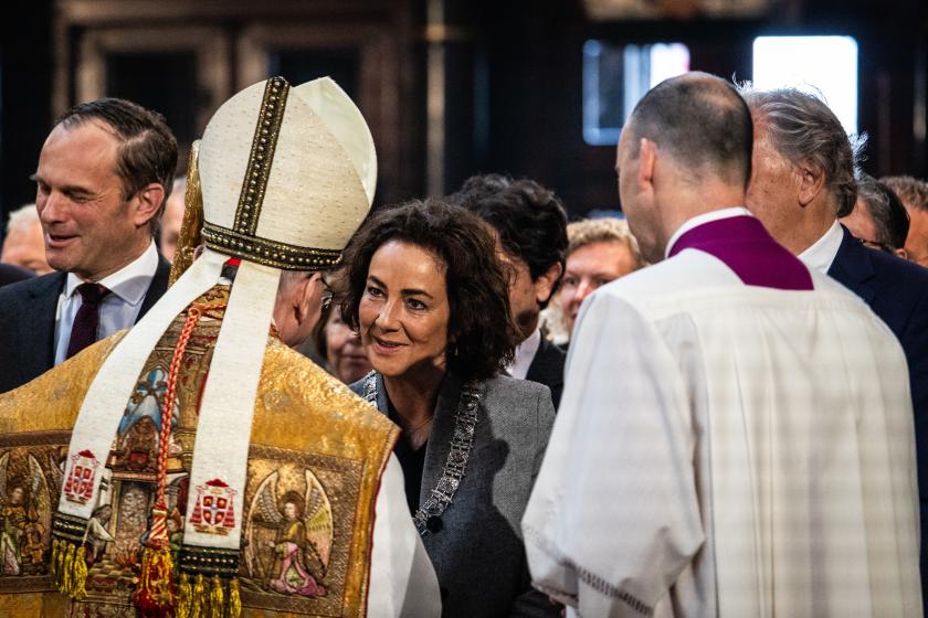 Pietro Parolin begroet burgemeester Halsema. Pietro Parolin, de tweede man van de katholieke kerk, tijdens een bezoek aan Amsterdam in het teken van het 750-jarige bestaan van de stad. Hij draagt de mis op in de basiliek van de Heilige Nicolaas. ANP DINGENA MOL Pietro Parolin begroet burgemeester Halsema. Pietro Parolin, de tweede man van de katholieke kerk, tijdens een bezoek aan Amsterdam in het teken van het 750-jarige bestaan van de stad. Hij draagt de mis op in de basiliek van de Heilige Nicolaas. ANP DINGENA MOL