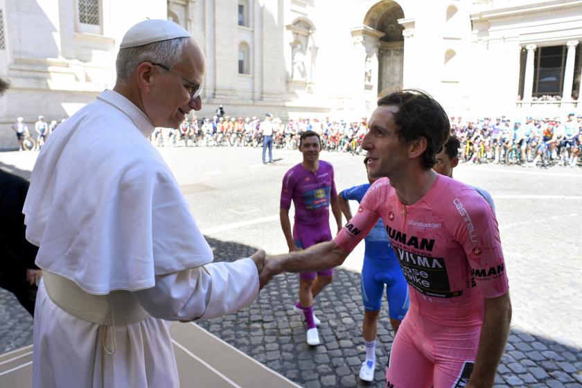 Paus Leo XIV feliciteert de Britse renner Simon Yates, die de roze trui van algemeen klassementsleider draagt tijdens de laatste etappe van de 108ste Giro d'Italia. Paus Leo XIV feliciteert de Britse renner Simon Yates, die de roze trui van algemeen klassementsleider draagt tijdens de laatste etappe van de 108ste Giro d'Italia.