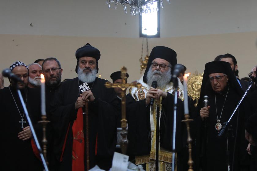 Drie patriarchen in de Sint-Eliaskerk van Damascus op 23 juni: in het midden Johannes X (Grieks-orthodox), links Ignatius Aphrem II (Syrisch-orthodoxe), rechts Youssef Absi (Melkitisch Grieks-katholiek). Drie patriarchen in de Sint-Eliaskerk van Damascus op 23 juni: in het midden Johannes X (Grieks-orthodox), links Ignatius Aphrem II (Syrisch-orthodoxe), rechts Youssef Absi (Melkitisch Grieks-katholiek).