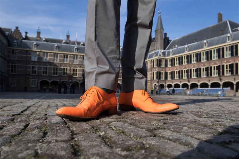 Foto: ANP De eerste belangstellenden verzamelen zich op het Binnenhof om een glimp op te vangen van het koningspaar in de Glazen Koets op Prinsjesdag