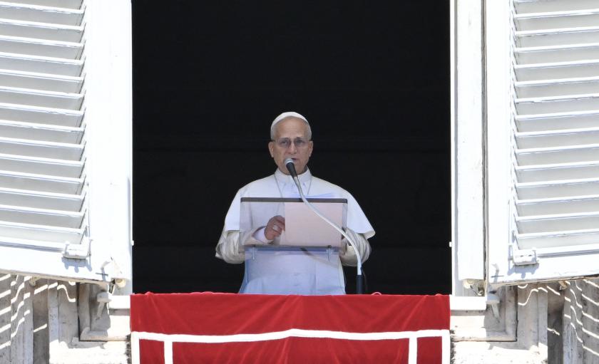 Pope Leo XIV addresses the crowd from the window of the apostolic palace overlooking St.Peter's square during his Sunday Angelus prayer at the Vatican on August 31, 2025. Alberto PIZZOLI / AFP