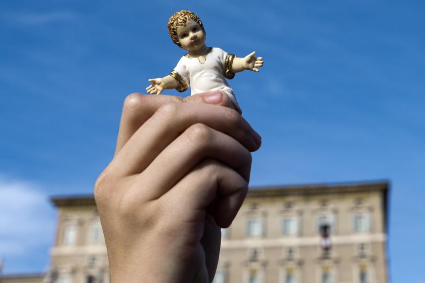  A faithful holds a baby Jesus figurine to receive a blessing as Pope Leo XIV leads the Angelus prayer, the traditional Sunday prayer, from the window of his office overlooking Saint Peter's Square, Vatican City, 21 December 2025. EPA/ANGELO CARCONI