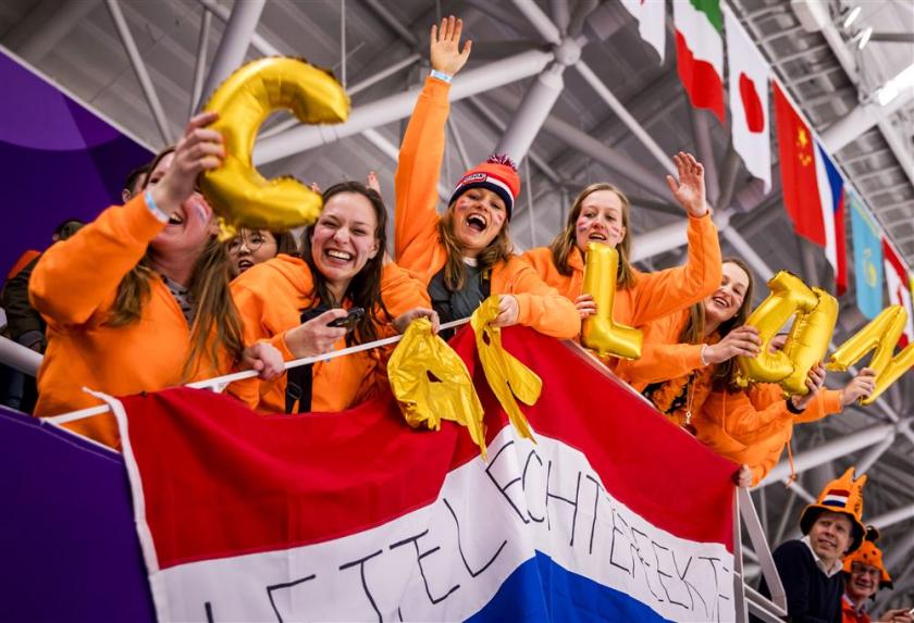 Fans tijdens de Olympische Winterspelen. Foto: ANP Fans van Carlijn Achtereekte op de tribune in de Gangneung Oval op de 3000 meter tijdens de Olympische Winterspelen van Pyeongchang