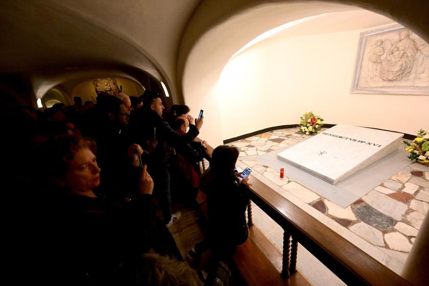 Het graf van Benedictus XVI in de Vaticaanse Grotten is sinds vanochtend toegankelijk voor het publiek. Het graf van Benedictus XVI in de Vaticaanse Grotten is sinds vanochtend toegankelijk voor het publiek.