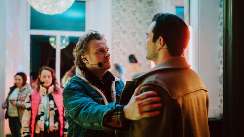 Man pakt een andere man indringend vast