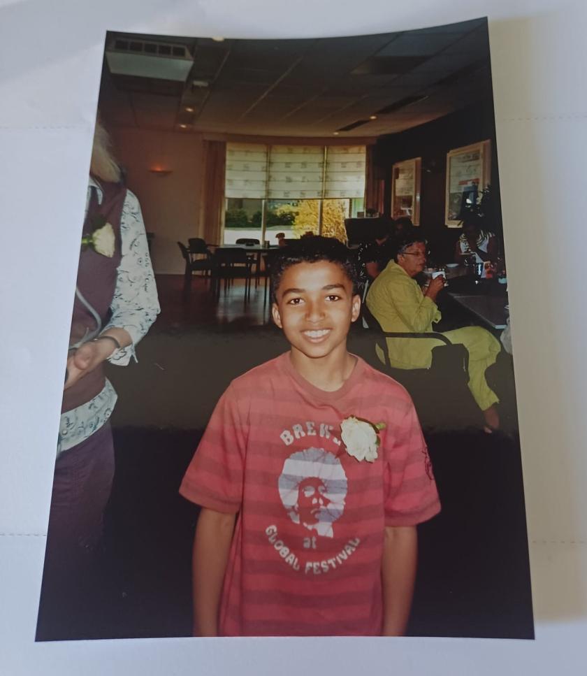 Een uitgeprinte foto van een jonge jongen