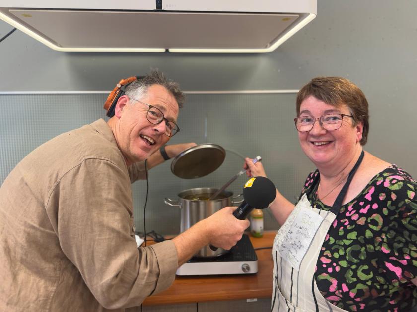 Man en vrouw bij pan