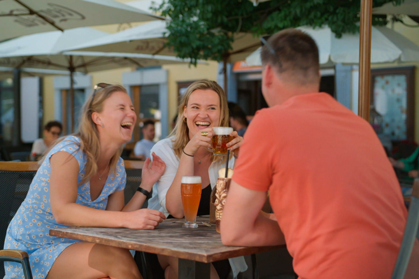 Richard en dates lachend op terras Richard en dates lachend op terras
