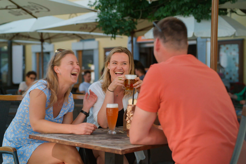 Richard en dates lachend op terras