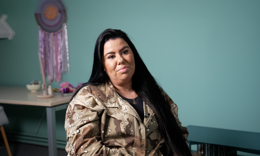 een vrouw voor een blauwe achtergrond