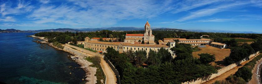 De kerk en het klooster van de abdij van Lérins, op het eiland Saint-Honorat