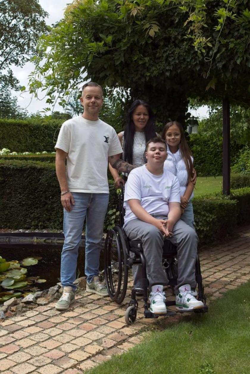 Het gezin. Vader Angelo, moeder Angelique met hun kinderen Milana en Devano