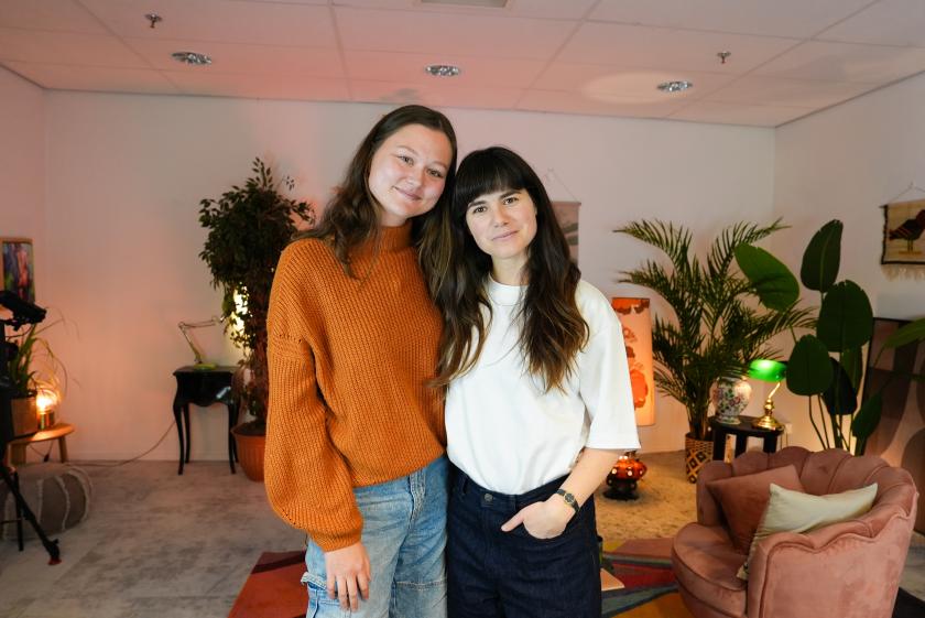 Romee Dussenbroek en Hanna van Vliet Twee vrouwen met bruin haar kijken in de camera