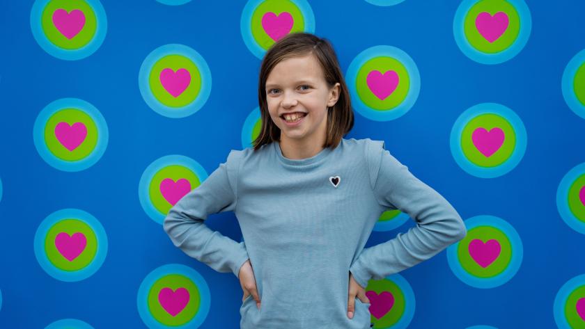 Meisje met blauw t-shirt