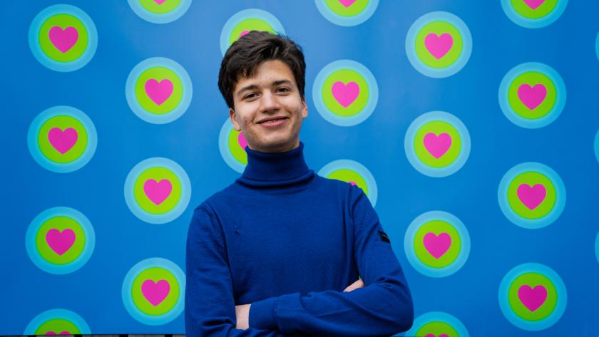 Jongen met blauwe trui