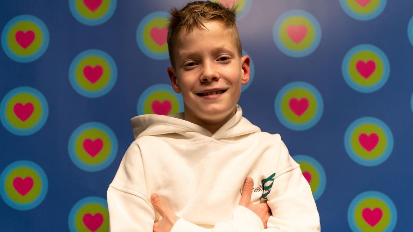 Jongen met beige trui