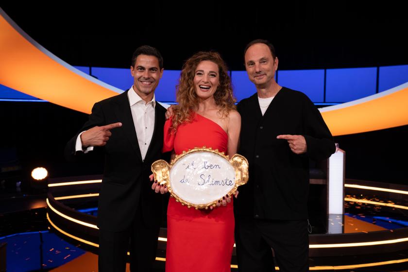 Twee mannen en vrouw in het midden