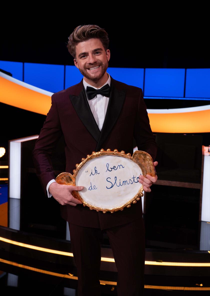 Lachende man met schaal