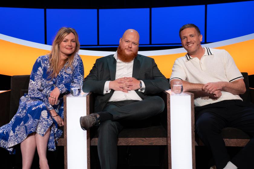 Twee mannen en vrouw in studiostoelen