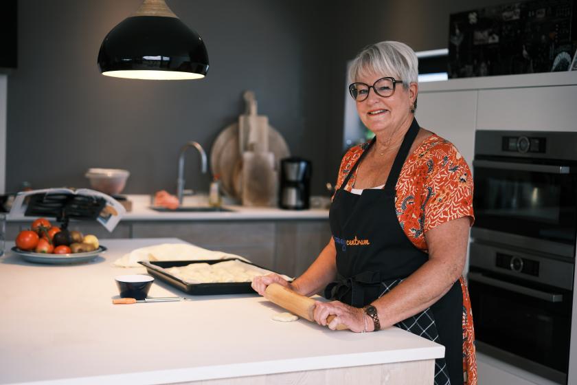 Josien maakt met liefde het eten klaar voor de gasten