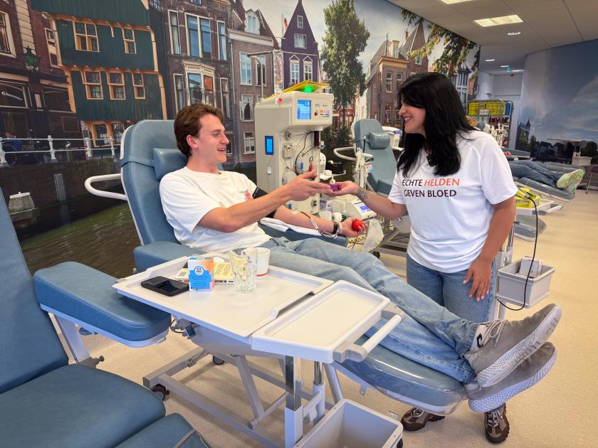 Vrouw en man bij bloedbank