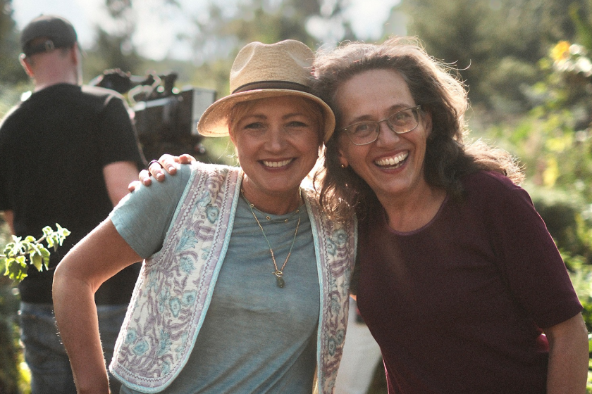 twee lachende vrouwen