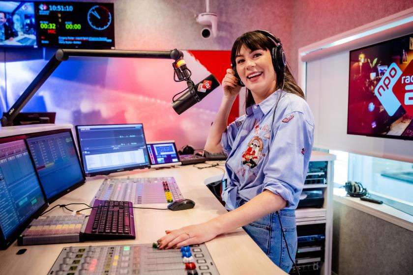 Emmely de Wilt in de radiostudio
