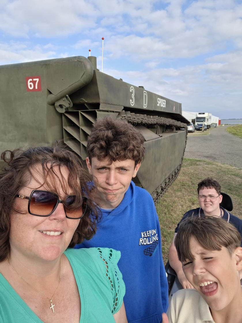 Esther met haar zoons Ruben, Leon en Seth