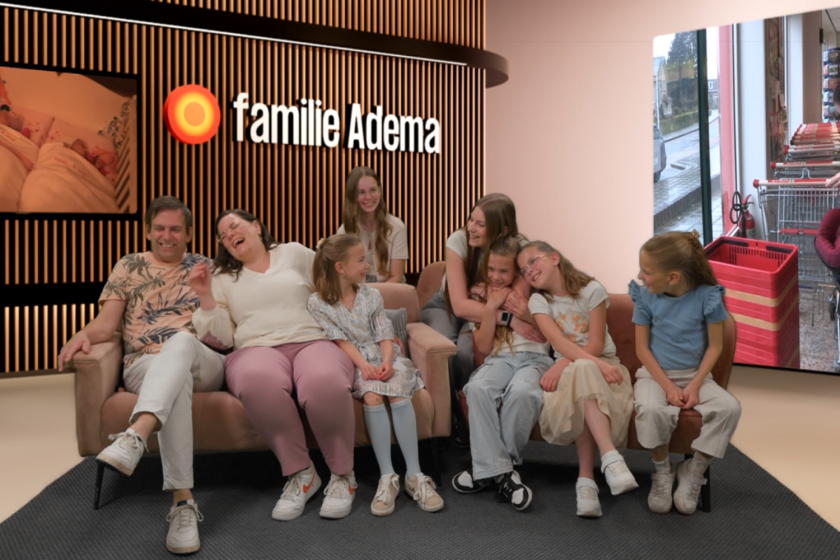 een gezin op een bank