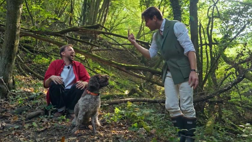 Twee mannen en een hond in het bos