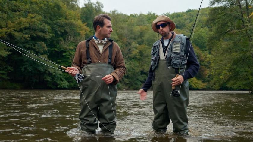 Twee mannen in water om te vissen