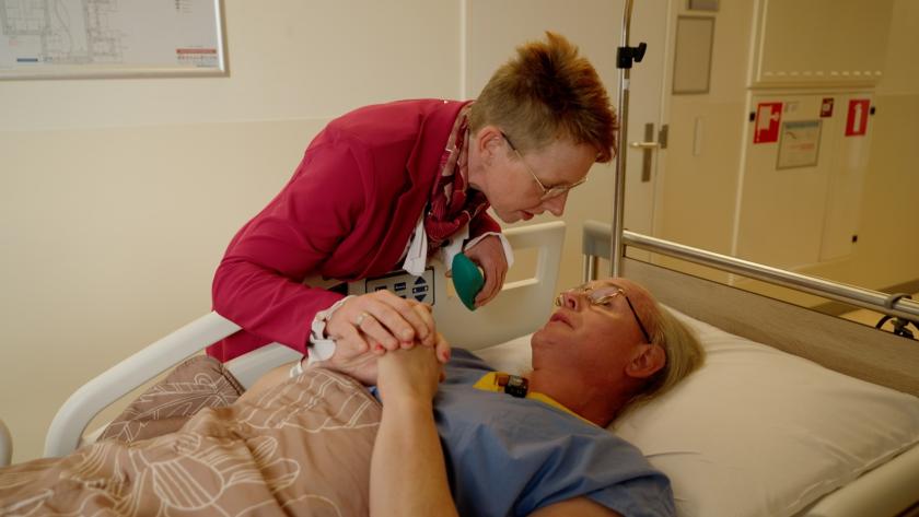 Esther en Julia bidden voor de operatie