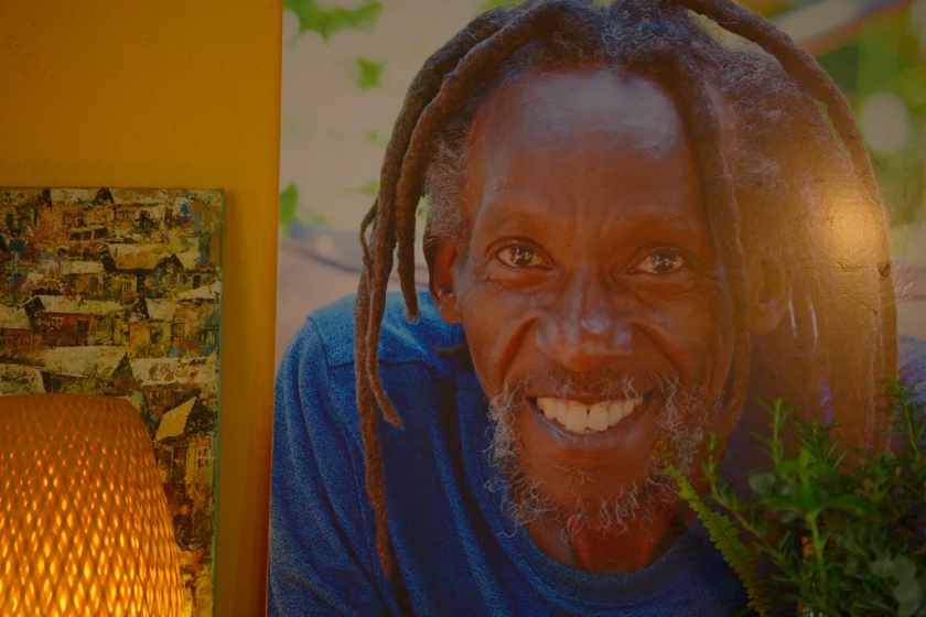 Een foto van een man