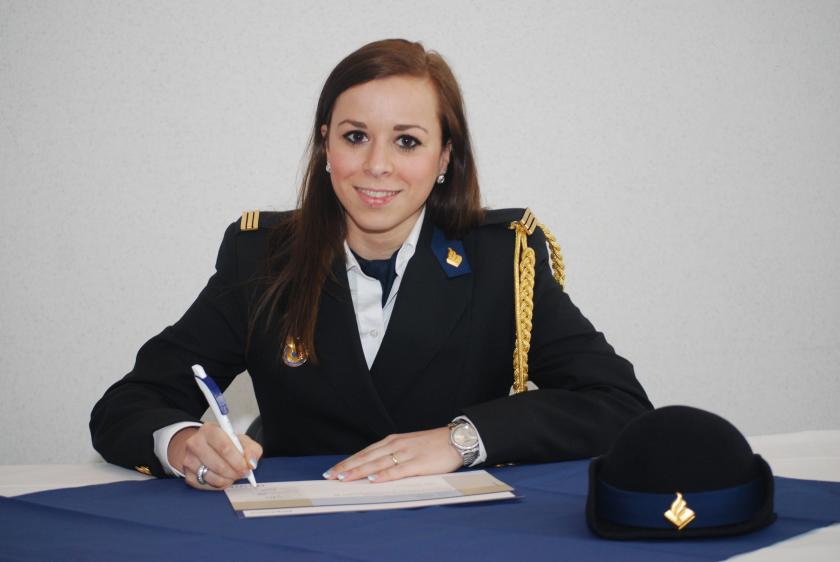Vrouw in politie-uniform ondertekend papier