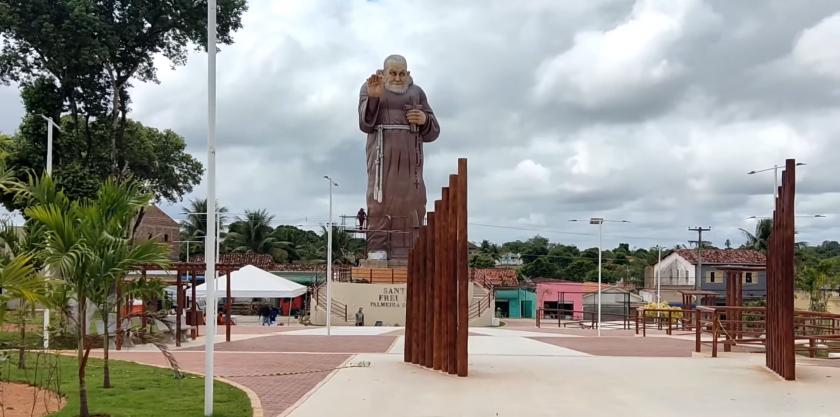 In de noordoost-Braziliaanse stad Palmeira is onlangs een 20 meter hoog standbeeld van de Italiaanse missionaris Damianus van Bozzano O.F.M. Cap. (1898-1997) onthuld. 