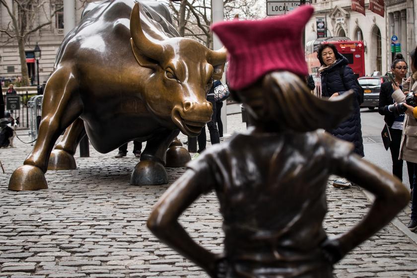 Het 'Fearless Girl'-standbeeld staat recht tegenover het iconische standbeeld van een stier op Wall Street Het 'Fearless Girl'-standbeeld staat recht tegenover het iconische standbeeld van een stier op Wall Street
