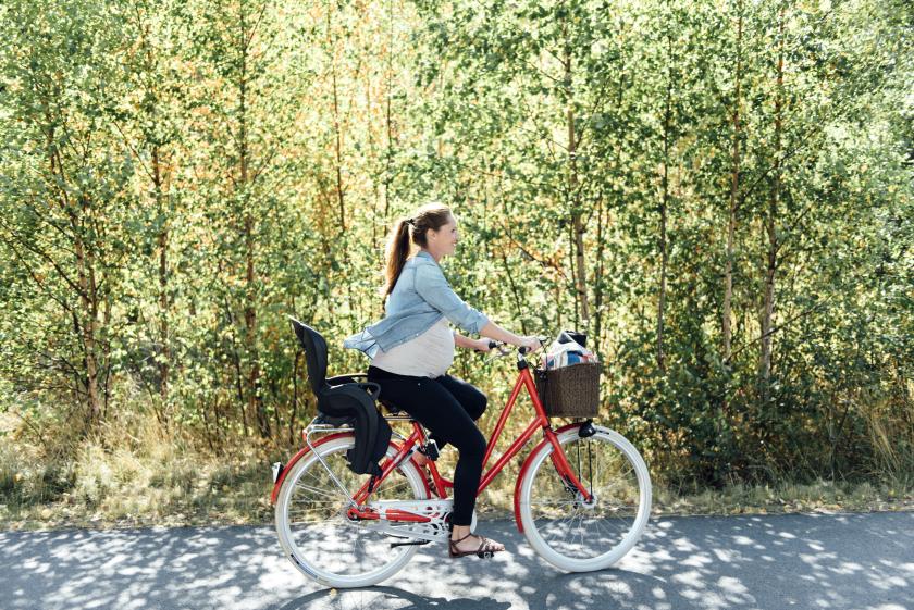 Zelfs zwangere vrouwen fietsen in Nederland.