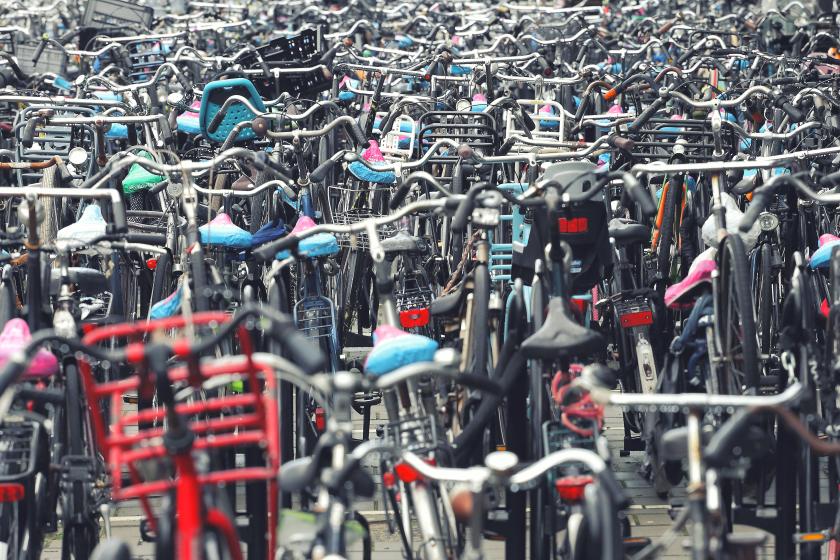 Oneindig veel fietsen bij de Nederlandse stations. Oneindig veel fietsen bij de Nederlandse stations.