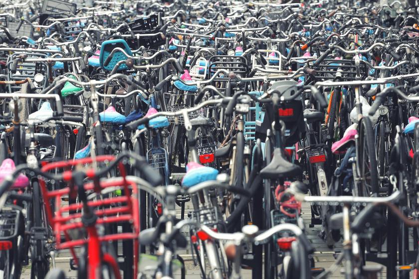 Oneindig veel fietsen bij de Nederlandse stations.