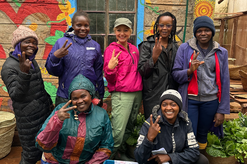 Een groep mensen vult groentepakketten