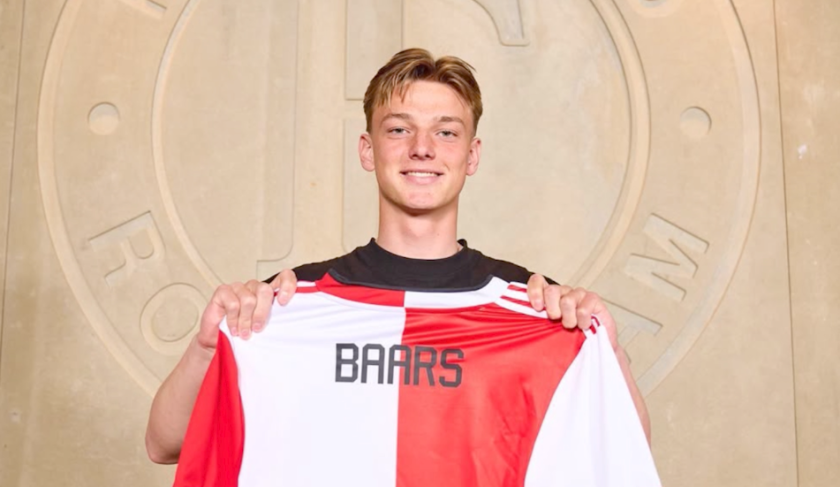 Jongen met rood voetbalshirt