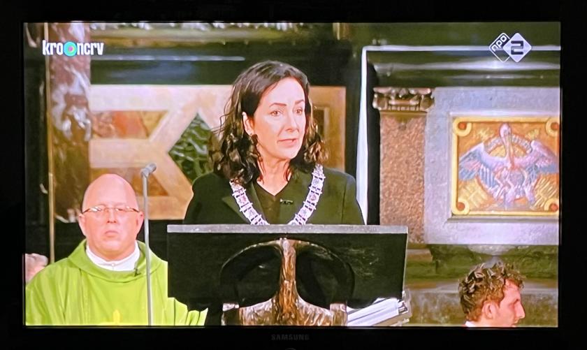 Burgemeester Femke Halsema van Amsterdam in de Sint-Nicolaasbasiliek. Burgemeester Femke Halsema van Amsterdam in de Sint-Nicolaasbasiliek.