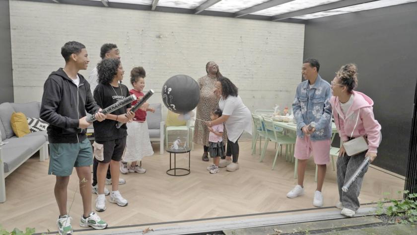 Groot gezin lachend met elkaar