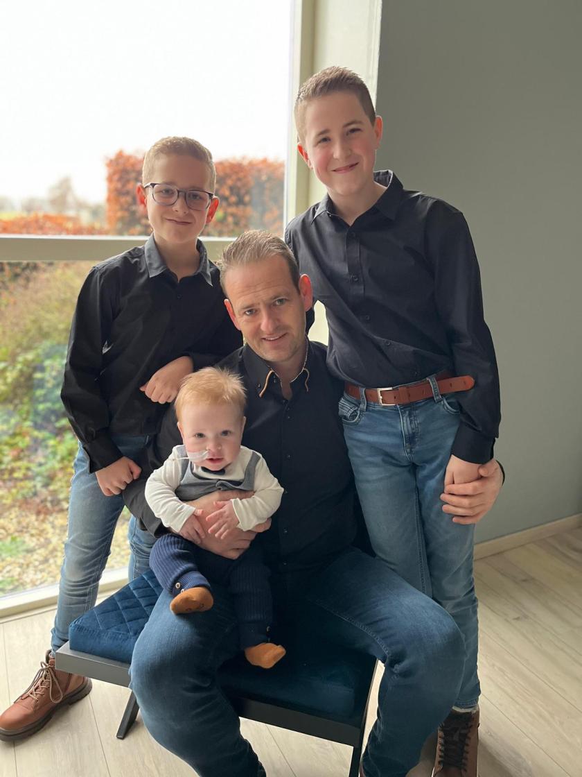 Roy met zijn kinderen waaronder Dani - Joris' kerstboom