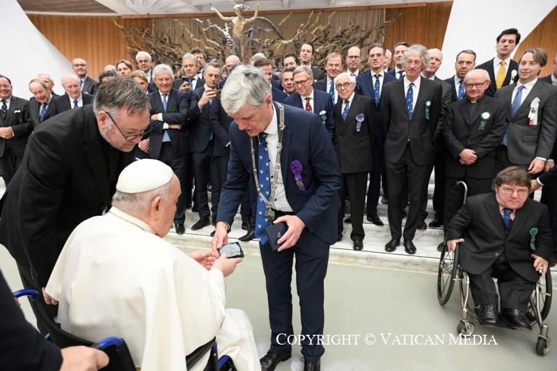 Een groot deel van de Illustre Lieve Vrouwe Broederschap uit ‘s-Hertogenbosch is vanochtend door paus Franciscus begroet tijdens de algemene audiëntie in de Paulus VI-Aula in Vaticaanstad. Een groot deel van de Illustre Lieve Vrouwe Broederschap uit ‘s-Hertogenbosch is vanochtend door paus Franciscus begroet tijdens de algemene audiëntie in de Paulus VI-Aula in Vaticaanstad.